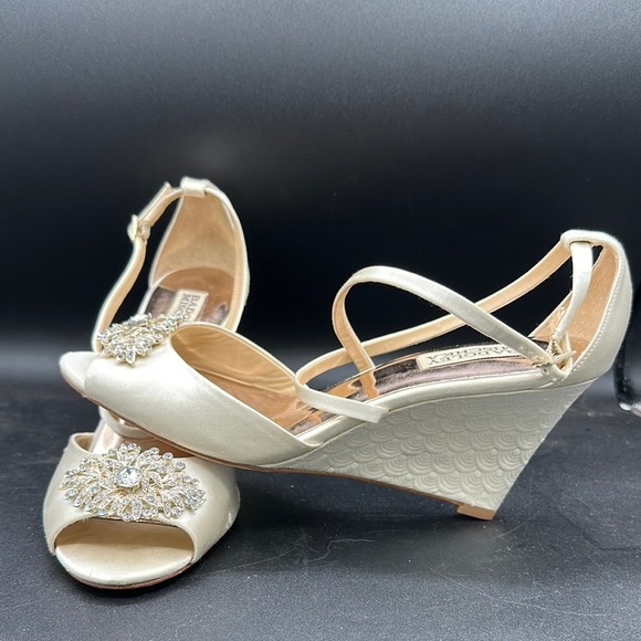 Badgley MischkaWomen's Abigail Crisscross Wedge Sandals size 8